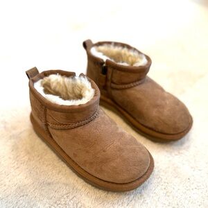 UGG mini size 10 toddler Tan Shearling boots with zipper